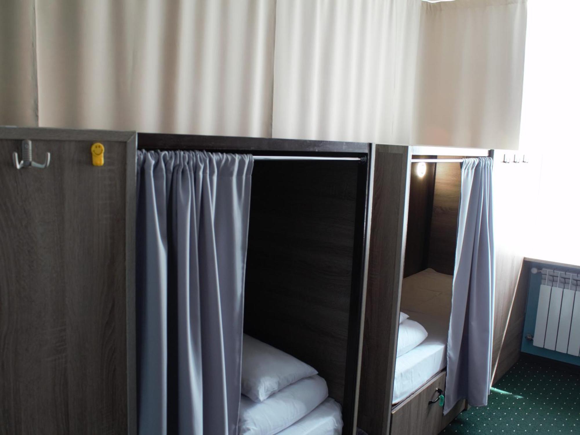 All Eyes Hostel คาเมียเนตส์-โปดิลสกี ภายนอก รูปภาพ