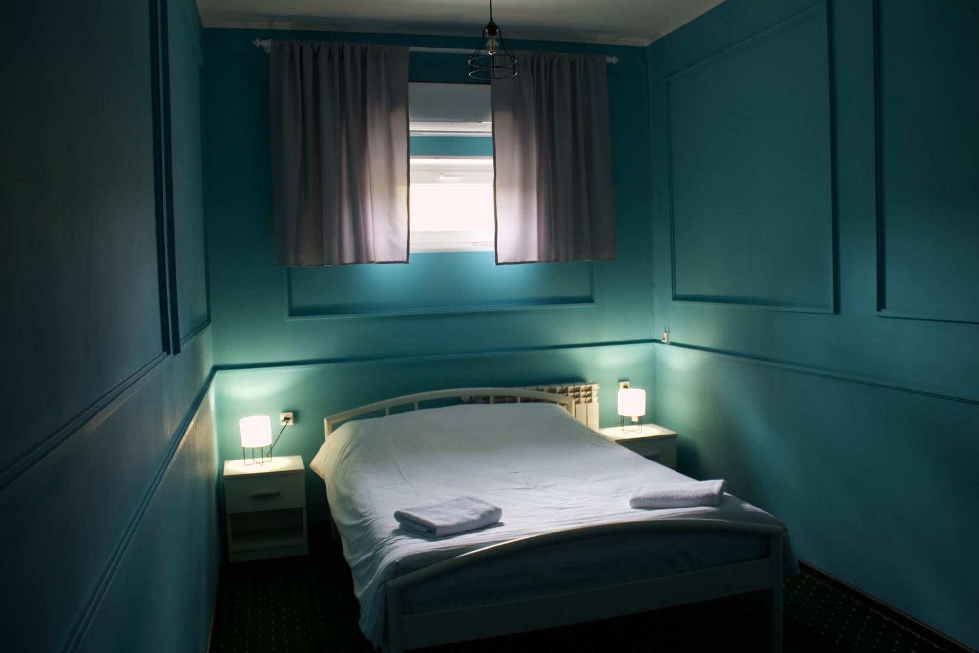 All Eyes Hostel คาเมียเนตส์-โปดิลสกี ภายนอก รูปภาพ