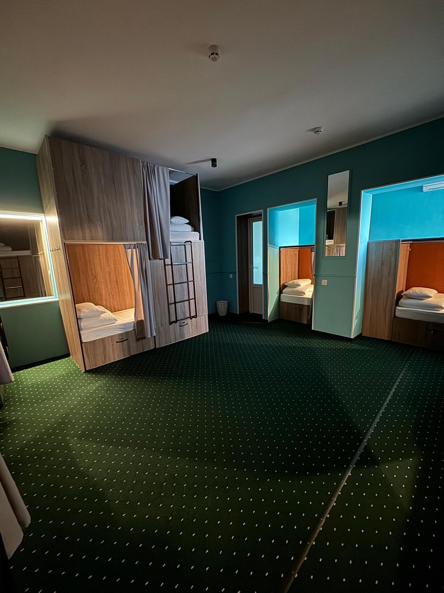 All Eyes Hostel คาเมียเนตส์-โปดิลสกี ภายนอก รูปภาพ