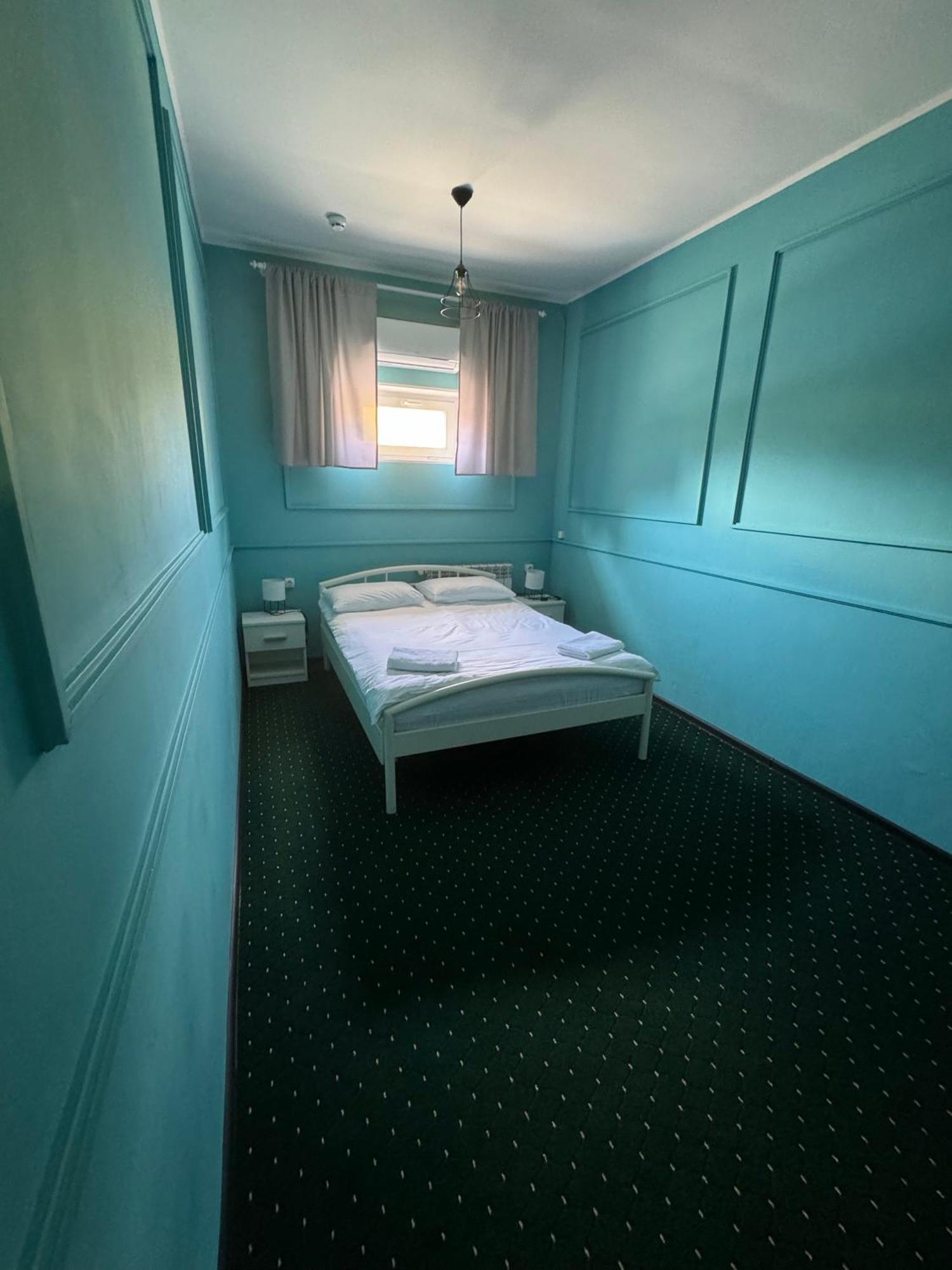 All Eyes Hostel คาเมียเนตส์-โปดิลสกี ภายนอก รูปภาพ