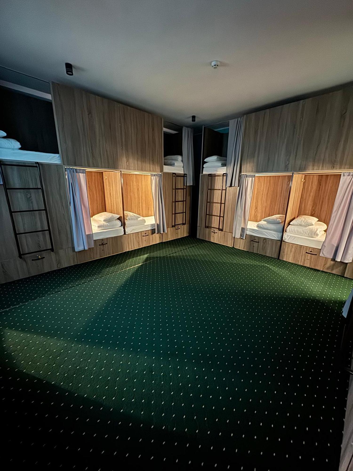 All Eyes Hostel คาเมียเนตส์-โปดิลสกี ภายนอก รูปภาพ