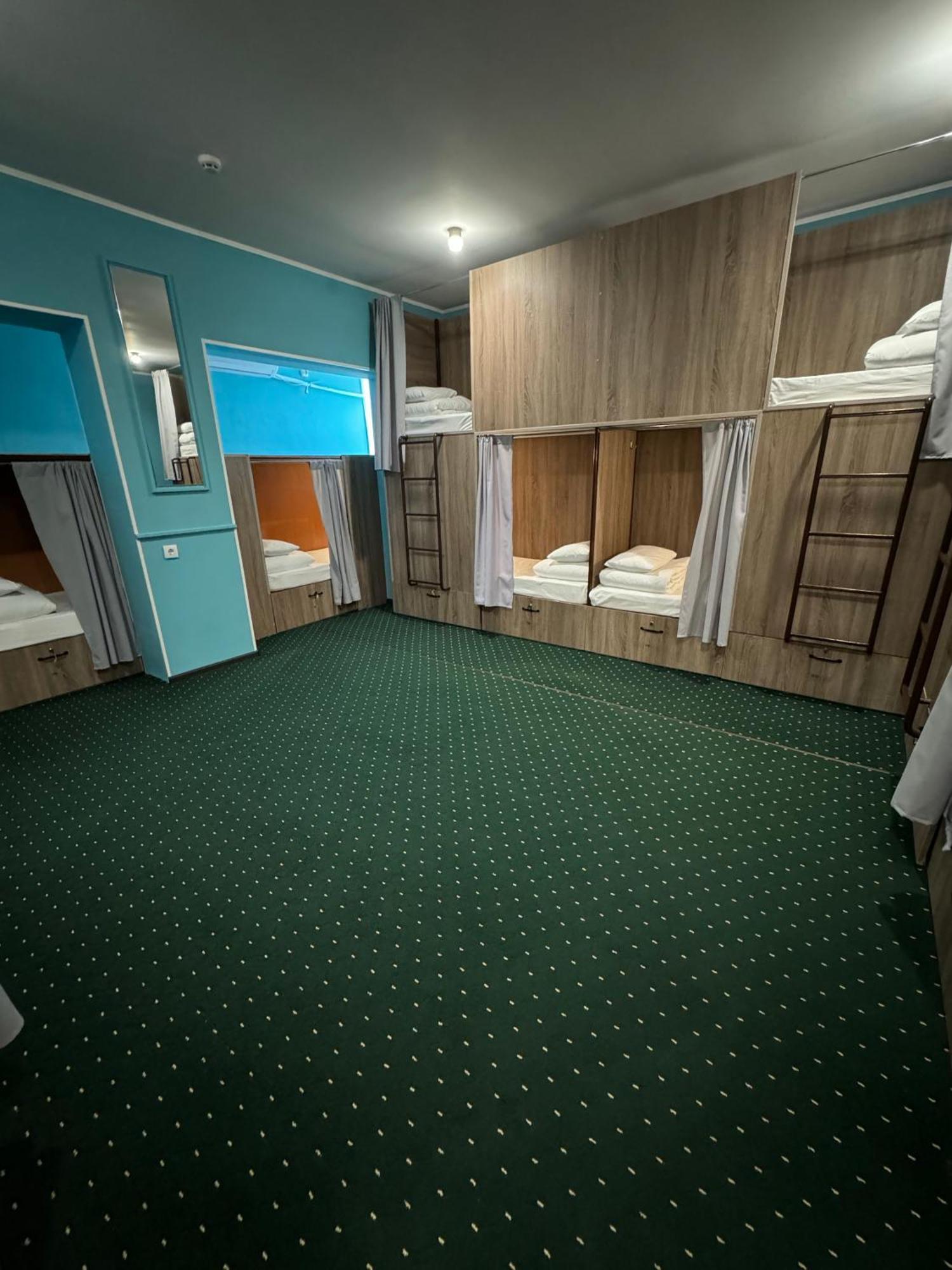 All Eyes Hostel คาเมียเนตส์-โปดิลสกี ภายนอก รูปภาพ