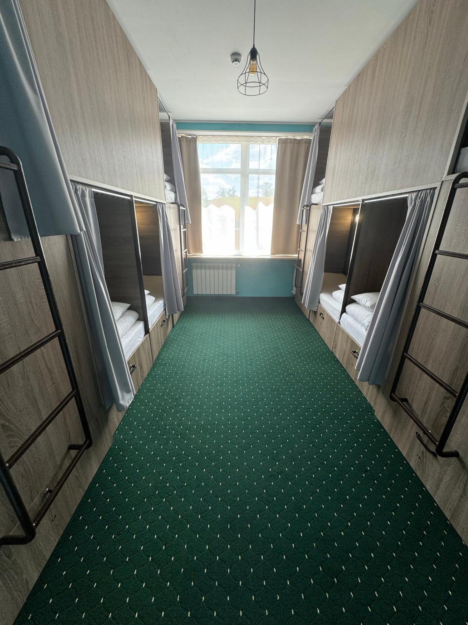 All Eyes Hostel คาเมียเนตส์-โปดิลสกี ภายนอก รูปภาพ