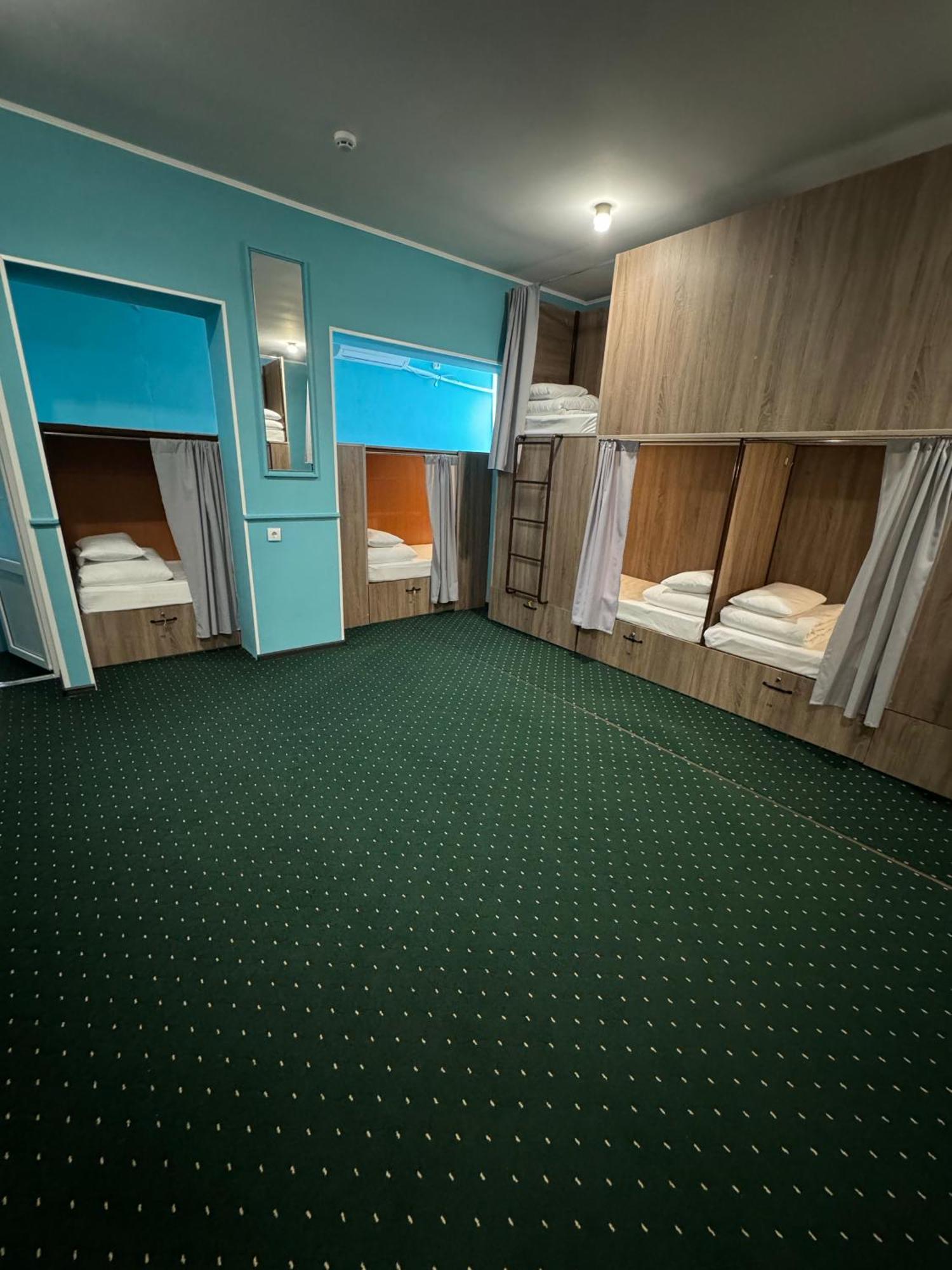 All Eyes Hostel คาเมียเนตส์-โปดิลสกี ภายนอก รูปภาพ