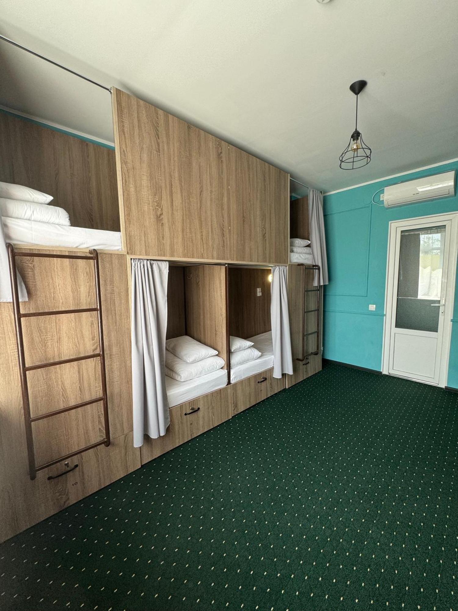 All Eyes Hostel คาเมียเนตส์-โปดิลสกี ภายนอก รูปภาพ