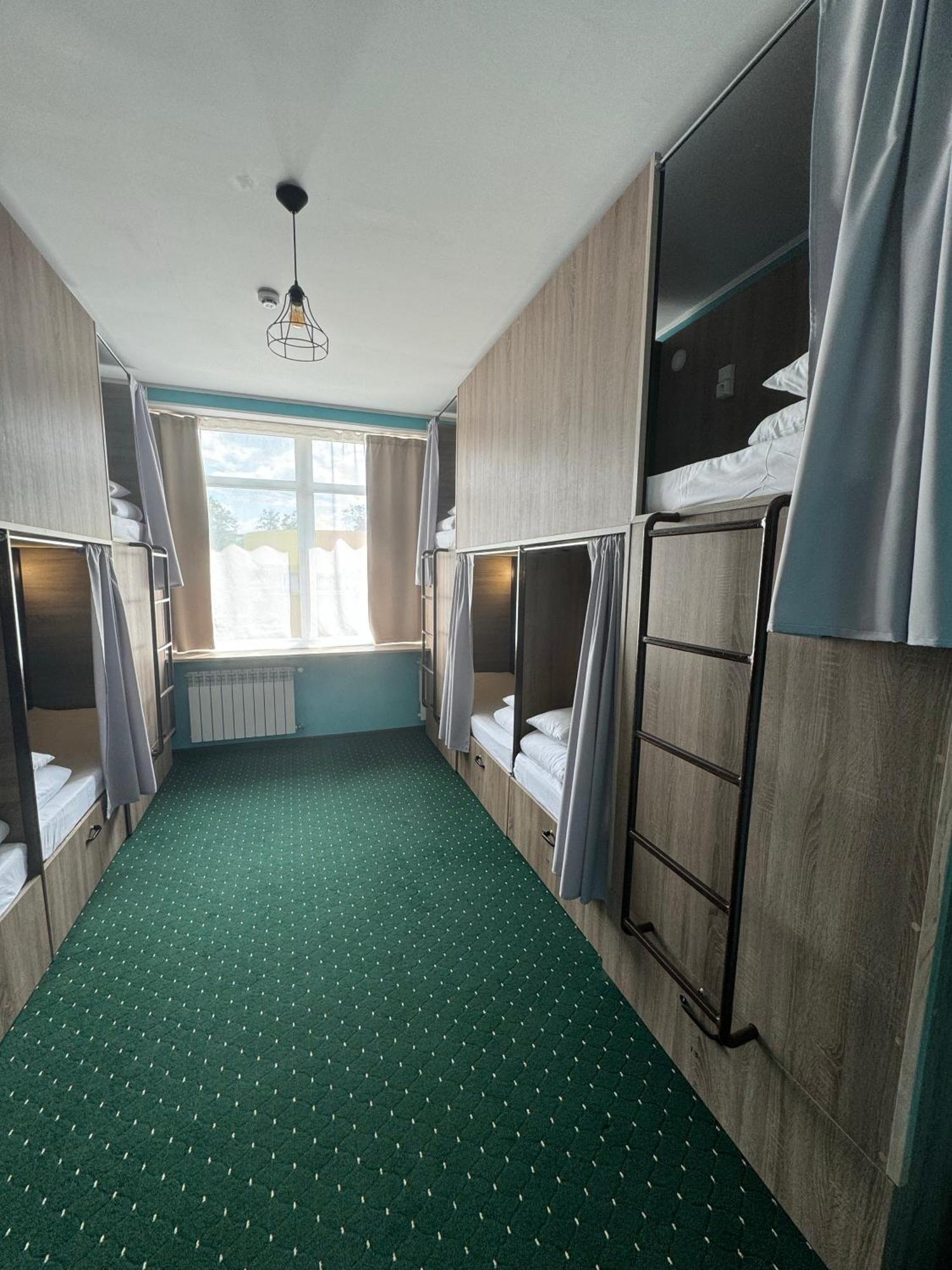 All Eyes Hostel คาเมียเนตส์-โปดิลสกี ภายนอก รูปภาพ