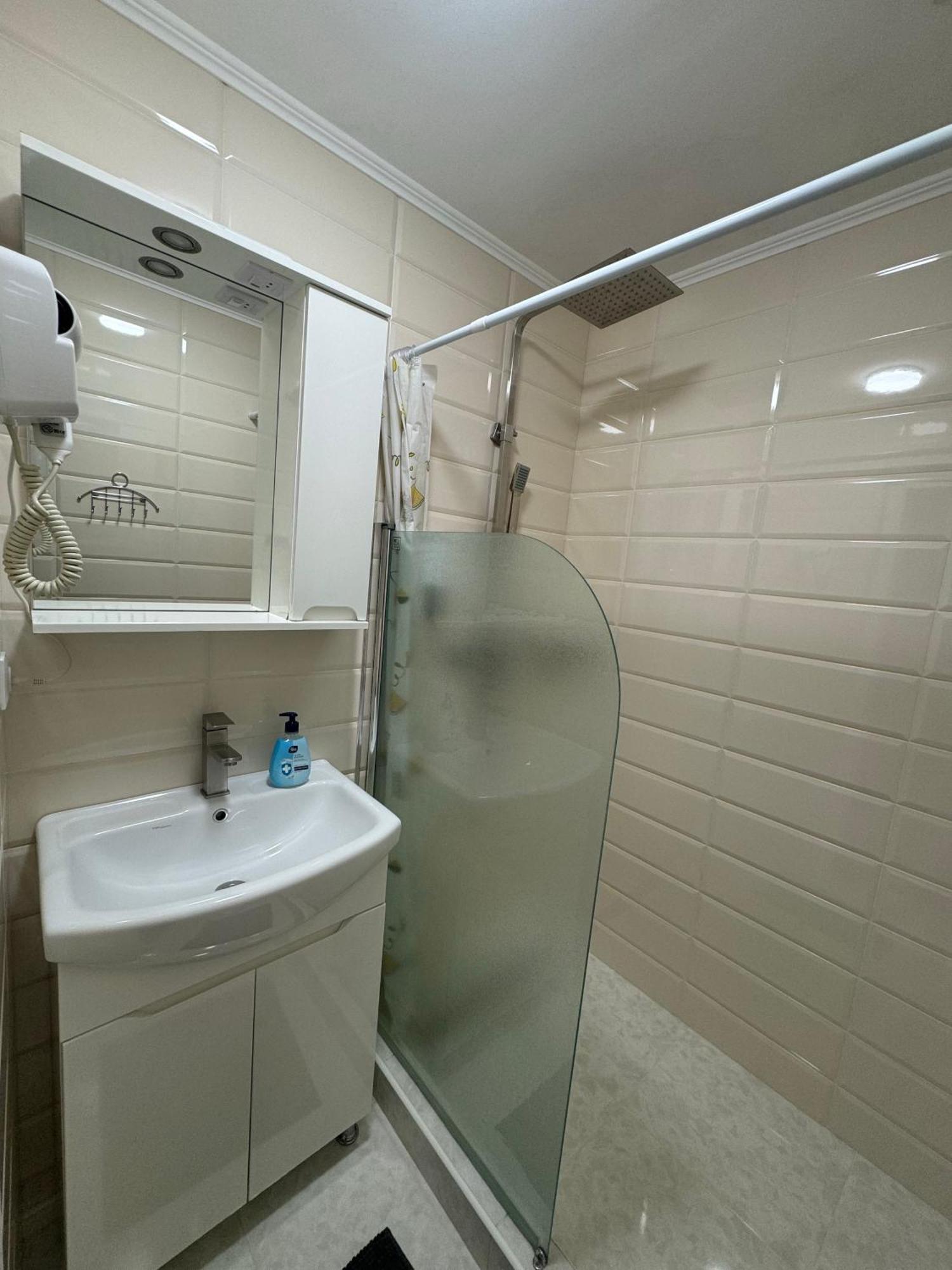 All Eyes Hostel คาเมียเนตส์-โปดิลสกี ภายนอก รูปภาพ
