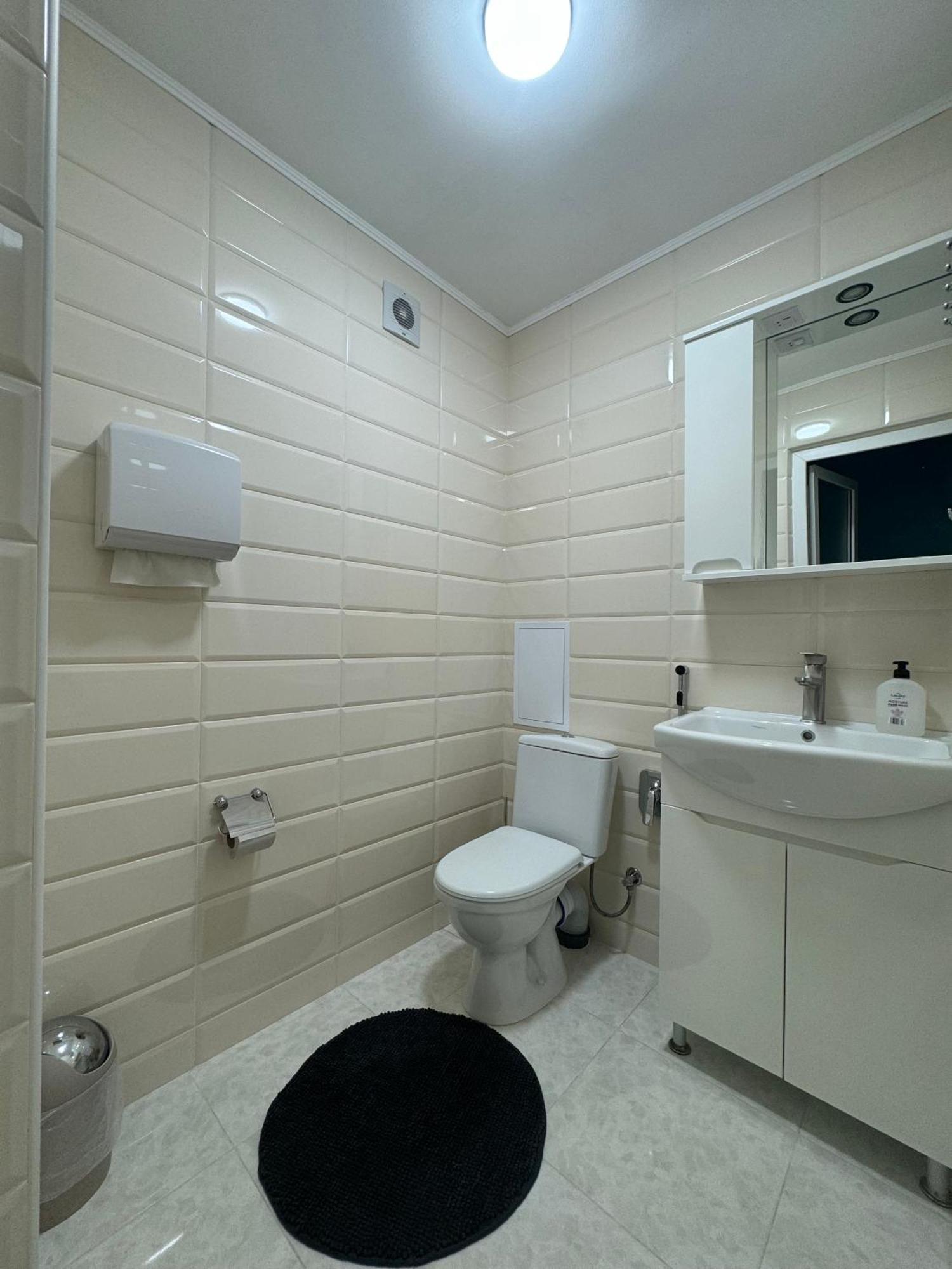 All Eyes Hostel คาเมียเนตส์-โปดิลสกี ภายนอก รูปภาพ